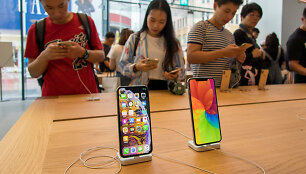 Prie parduotuvių rikiavosi didžiausi &bdquo;iPhone&ldquo; telefonų gerbėjai
