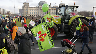 Vokietijos ūkininkai protestuoja prieš GMO.