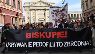 Protestas prie&scaron; dangstomus Lenkijos katalikų dvasininkų lytinius nusikaltimus