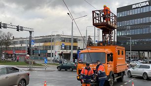 Vilniuje, Žemaitės ir Naugarduko gatvių sankryžoje, šiukšliavežis nutraukė troleibusų kontaktinį tinklą