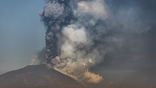 Etnos ugnikalnis vėl spjaudė lavą ir pelenus