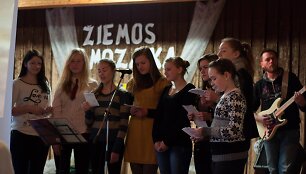 Skambant muzikos ritmams mokiniai pasakojo apie ekologines problemas. Organizatorių nuotr.