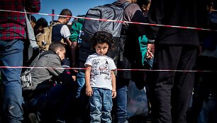 Migrantai kerta Vengrijos &ndash; Austrijos sieną