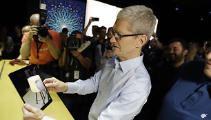 Timas Cookas demonstruoja naująjį „iPad Pro“