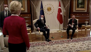 U.von der Leyen stovi, o R.T.Erdoganas ir Ch.Michelis sėdi