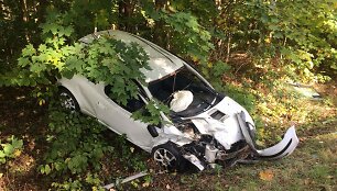 Kelyje į Dedeli&scaron;kes po &bdquo;Peugeot&ldquo; ir &bdquo;Toyota&ldquo; kaktomu&scaron;os sužalota keleivė