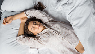 Gudrybės norint išvengti raukšlių: ar padeda šilkinė pagalvė ir miegas ant nugaros?