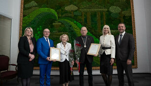Druskininkų garbės piliečių vardai savivaldybės tarybos sprendimu suteikti Kornelijui Plateliui ir Zitai Joanai Jančiauskienei. 