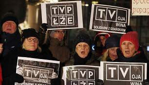 Protestas prie TVP būstinės Var&scaron;uvoje