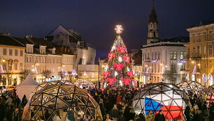 Rotu&scaron;ės aik&scaron;tėje įžiebta Kalėdų eglutė