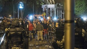 Makedonijoje protestuotojai &scaron;turmavo parlamentą