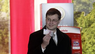 Valdis Dombrovskis su 10 eurų banknotu