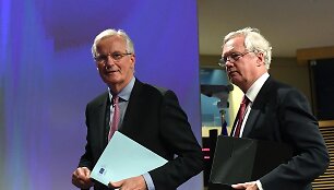 M.Barnier ir D.Davisas (de&scaron;inėje)