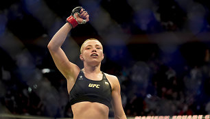 Rose Namajunas apgynė čempionės titulą, nugalėjusi kinę Weili Zhang.