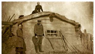 1941 m. tremtinių Žaldokų šeimos nariai prie savo būsto – velėnomis dengtos žeminės. Stovi Bronislava Žaldokienė su sūnumi Vytautu. Ant stogo sėdi B. Žaldokienės sesuo Cecilija Maldutienė
