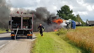 Prie Kvėdarnos apsivertė ir užsidegė vilkikas