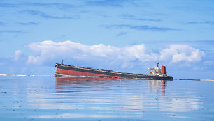 Ant seklumos užplaukęs laivas „MV Wakashio“