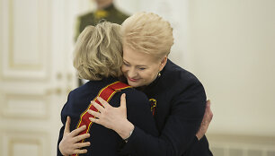 Dalia Grybauskaitė Almai Adamkienei įteikė Valstybės apdovanojimą 