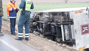 Joni&scaron;kio aplinkkelyje naktį per avariją žuvo jaunas vairuotojas