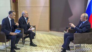 Vladimiras Putinas atsako į prancūzų žurnalistų klausimus