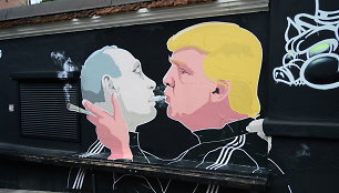 Atnaujintas grafitis su Donaldo Trumpo ir Vladimiro Putino bučiniu