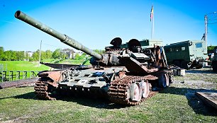  Kaune eksponuojamas Ukrainoje sunaikintas rusų tankas T-72B