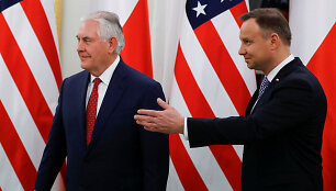 R.Tillersonas (kairėje) ir A.Duda Var&scaron;uvoje
