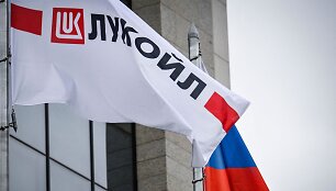Rusijos vėliava &scaron;alia &bdquo;Lukoil&ldquo; logotipo / ALEXANDER NEMENOV / AFP