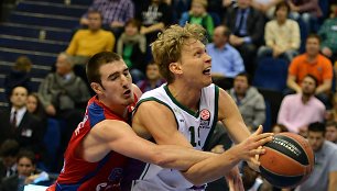 Mindaugas Kuzminskas ir  CSKA žaidėjas Nando de Colo 