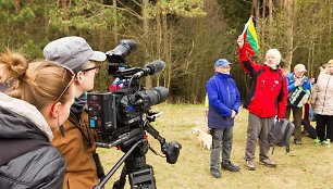 Filmavimo komanda fiksuoja alpinisto Vlado Vitkausko sveikinimus Algimantui gimtadienio proga