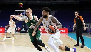 Jeffrey Tayloras (de&scaron;inėje) prie&scaron; Aaroną White'ą