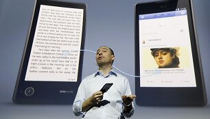 Vladislavas Martynovas pristatė &bdquo;YotaPhone&ldquo; i&scaron;manųjį telefoną.