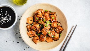 Tofu su sezamais