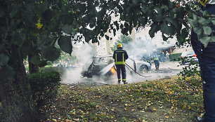 Daugiabučio kieme Kaune sudegė automobilis