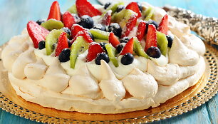 Pavlova su vaisiais ir uogomis