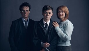 Harį Poterį, jo sūnų Albą ir žmoną Džinę spektaklyje vaidins Jamie Parkeris, Samas Clemmettas ir Poppy Miller