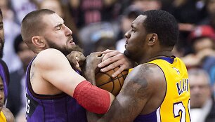 Jonas Valančiūnas dėl kamuolio kovoja su &bdquo;Lakers&ldquo; žaidėju Tariku Blacku