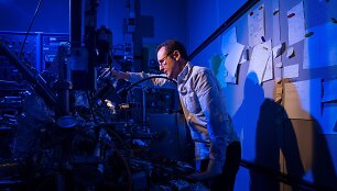 IBM nanotechnologijų mokslininkas Christopheris Lutzas skenuojančiu tuneliniu mikroskopu įra&scaron;o informaciją į mažiausią pasaulio magnetą &ndash; holmio atomą.