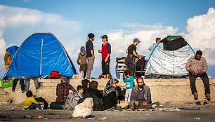 Migrantai &scaron;alia Lesbo salos uosto laukia kelto į Atėnus.