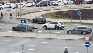 Liudininkų teigimu, dar prieš susidūrimą automobiliui „Volvo“ nusimovė priekinis ratas. 