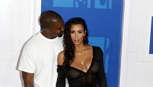 K.Kardashian išsikovojo teisę būti vieniša: skyrybos su K.Westu vis dar tęsiasi