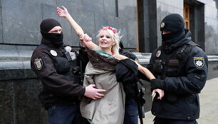 Kijeve pusnuogė &bdquo;Femen&ldquo; aktyvistė ragino ratifikuoti Stambulo konvenciją