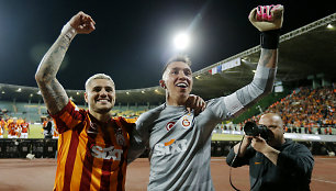 „Galatasaray“ žvaigždės Mauro Icardi ir Fernando Muslera švenčia titulą