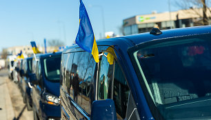 Pajudėjo 10 keleivinių mikroautobusų su Lietuvos verslo ir gyventojų parama Ukrainos žmonėms