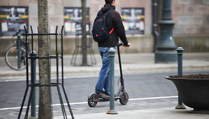 Atšilus orams į miestų gatves išvažiavo elektrinių paspirtukų vairuotojai