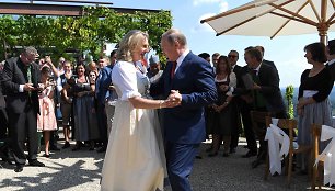 Karina Kneissl ir Vladimiras Putinas