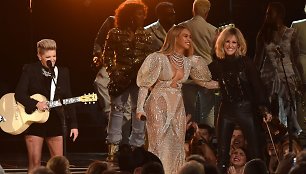 Beyonce ir „Dixie Chicks“ Kantri muzikos apdovanojimuose