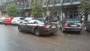 &bdquo;Maserati&ldquo; Kaune blokuoja eismo juostą. 