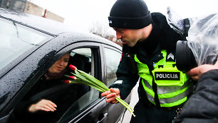 Kauno policija vairuotojoms dovanojo tulpes