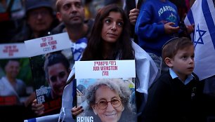 Izraeliečių aktyvistų grupė „Įkaitų ir dingusiųjų šeimų forumas“ / Hannah McKay / REUTERS